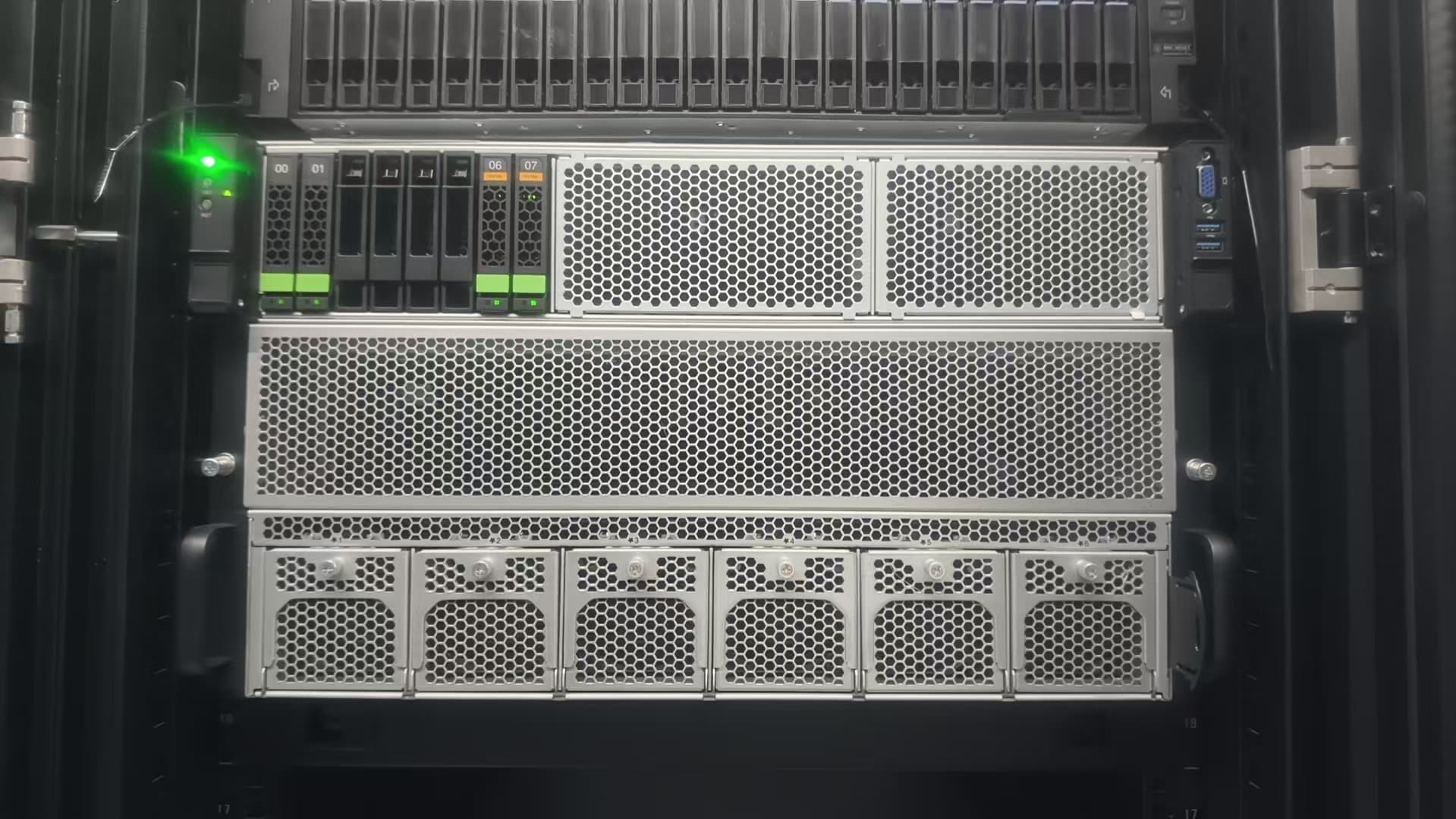 Multi-GPU server system for an RTX 5090 configuration